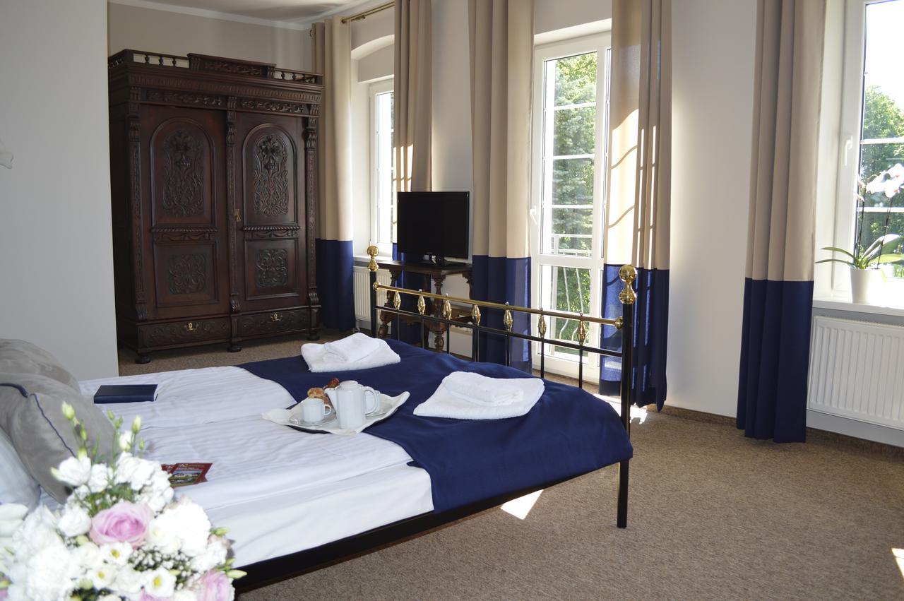 Hotel Ksiezycowy Dworek ケントシン エクステリア 写真